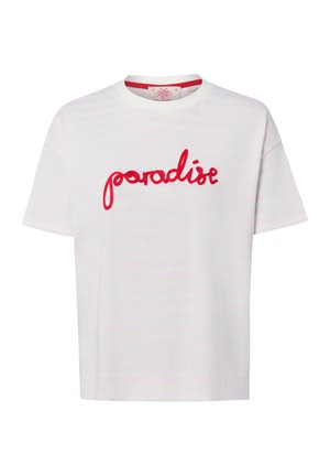 T-shirt bianca a maniche corte con la parola "paradise" ricamata in rosso sul petto e un piccolo disegno di palma all'interno della scollatura.