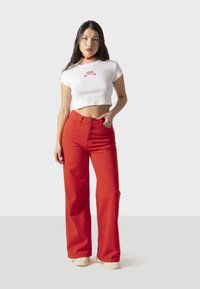 Kaotiko HEART HAND KAO - Tričko s potlačou - white