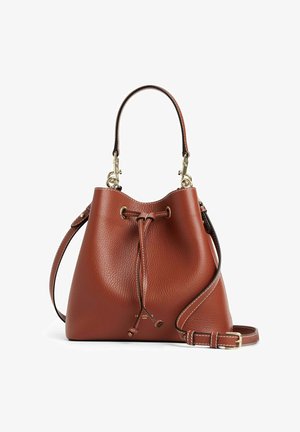 Borsa a secchiello in pelle marrone con finitura testurizzata, chiusura con cordoncino e tracolla rimovibile. Dettagli in metallo dorato.
