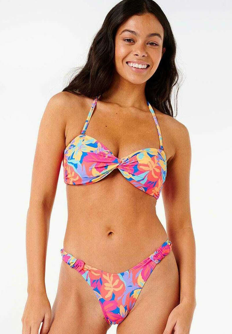 Bikini floral multicolore en tissu lisse. Le haut présente un design torsadé avec des bretelles ajustables, et le bas a des détails de nœud sur les côtés.
