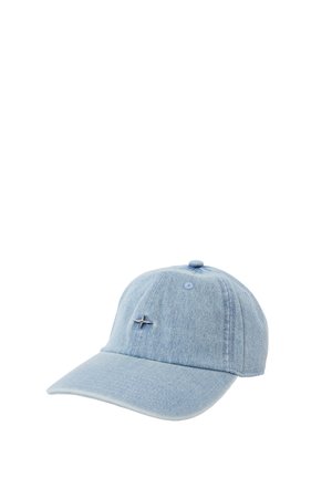 Gorra de béisbol de mezclilla azul claro con un pequeño pin plateado en forma de estrella en el centro delantero, sobre un fondo blanco.