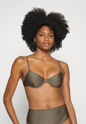 Top de bikini em satin castanho com aros e alças ajustáveis, exibido em uma modelo contra um fundo branco. Parte de baixo de cintura alta combinando.