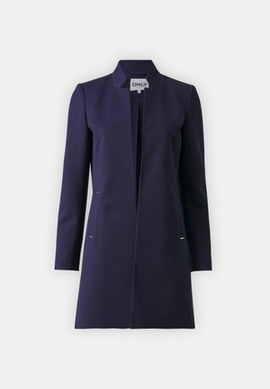 Abrigo entallado azul marino con cuello mandarín, mangas largas y detalles metálicos en tono dorado en la parte delantera. Acabado de tela suave.