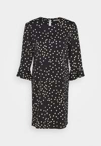 Robe noire mi-longue aux genoux avec des pois blancs, manches évasées trois-quarts, encolure ronde et fermeture au dos par bouton avec boutonnière en forme de goutte.