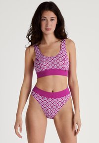 Roze gebloemd bikini set met een high-waisted bikini onderkant en een scoop-neck bralette, voorzien van een geometrisch ontwerp en contrasterende accenten.