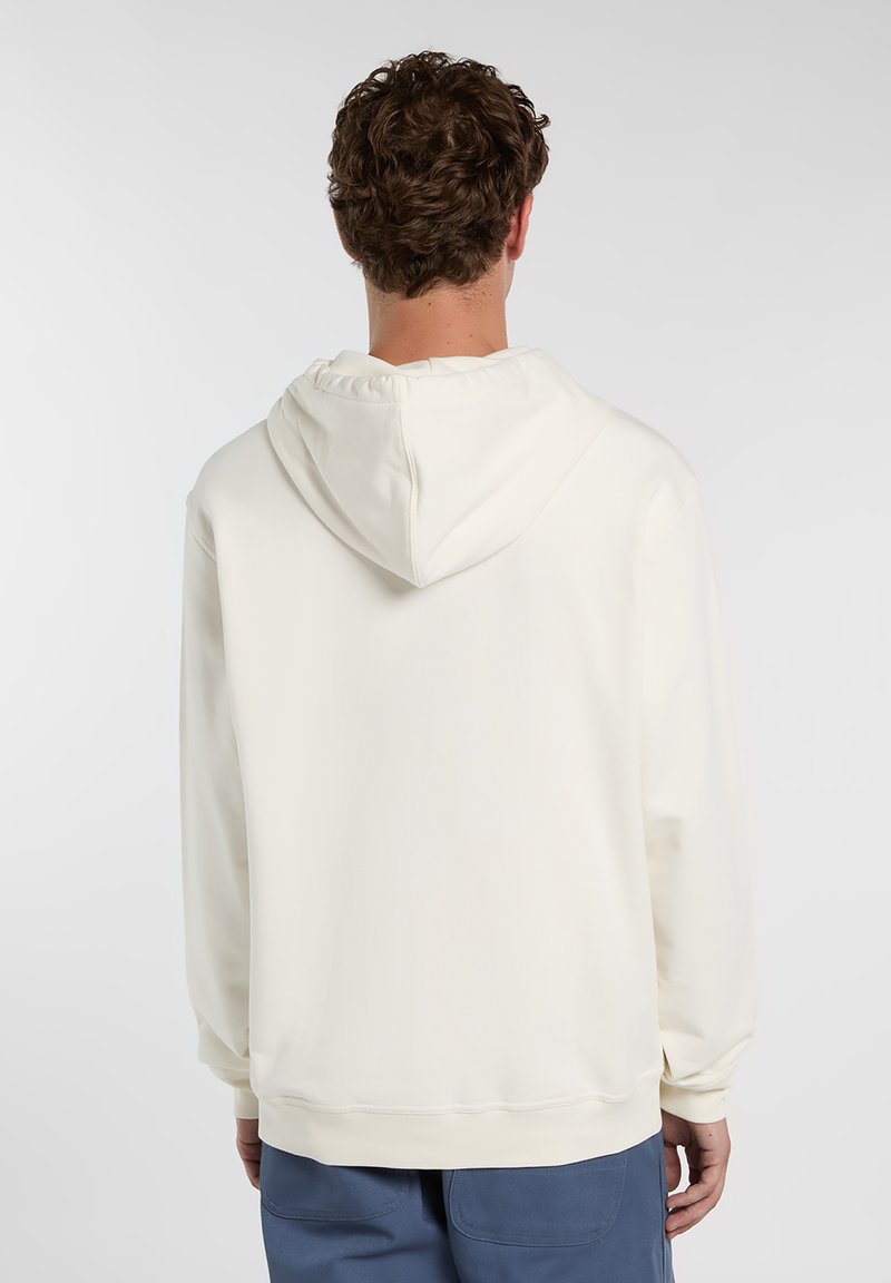 Crèmewitte pullover hoodie met een capuchon met trekkoord, geribbelde manchetten en zoom, gemaakt van zacht stof, met een gladde textuur en een casual pasvorm.