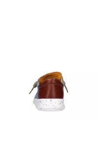 Sneaker blu con tallone in pelle marrone, suola bianca chiazzata e interno giallo. Presenta lacci e un collare imbottito per il comfort.