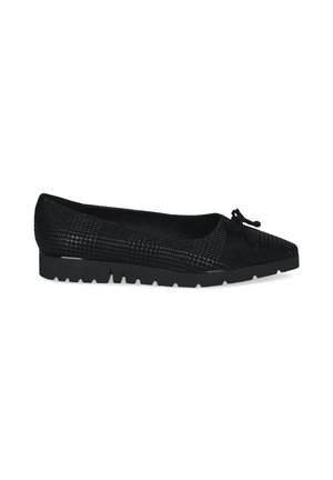 Schwarzer strukturierter flacher Schuh mit niedriger gerillter Sohle und kleinem Schleifendetail vorne, seitlich dargestellt.