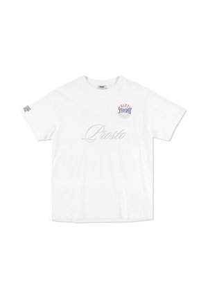 Biała bawełniana koszulka z czerwoną i niebieską haftowaną grafiką na lewej piersi, z napisem "Prosto" w jasnoszarym kolorze na przodzie.