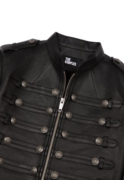 Veste en cuir noir avec fermeture éclair, devant style militaire avec boutons argentés, et col montant.