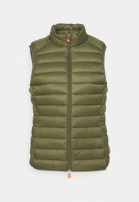 Olivgrön ärmlös pufferväst med horisontell quiltning, hög krage, framzipper och orange zippersdragdetalj. Lätt och kompakt design.