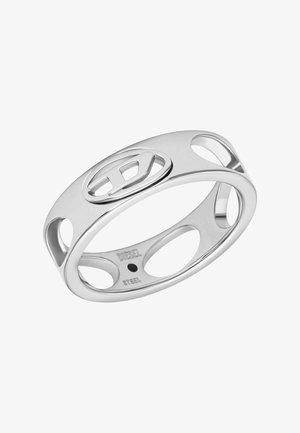 Polierter silberner Diesel-Stahlring mit ovalen Ausschnitten und erhabenem Diesel "D"-Logo oben.