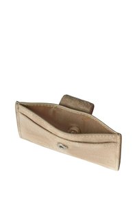 Cartera de ante beige con una superficie texturizada, que cuenta con un cierre a presión y un forro interior suave, diseñada para un almacenamiento compacto.