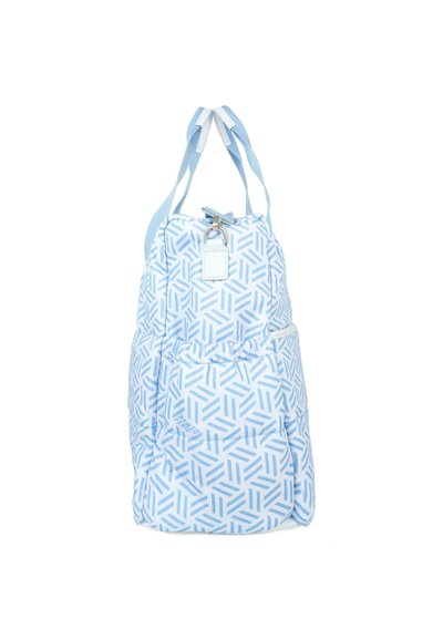 Sac à dos matelassé de couleur bleu clair avec un motif géométrique, des bretelles réglables et un fermoir en métal avec une petite étiquette en tissu.