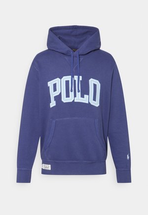 Granatowa bluza z kapturem z dużym jasnoniebieskim napisem "POLO" na przodzie, kieszenią kangurką z przodu, kapturem ze sznurkiem i małym logo na mankiecie lewego rękawa.