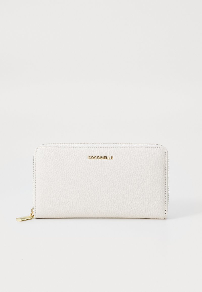Portafoglio bianco in pelle con superficie testurizzata, chiusura con zip e dettaglio logo dorato. Forma rettangolare con cuciture lungo i bordi.