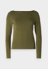 Grön långärmad tröja med båturringning, tillverkad av mjukt, stretchigt material. Har en figurnära design och enkla fåll detaljer.