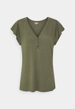 Haut vert olive à manches courtes avec un col en V, une patte de boutonnage à trois boutons et une coupe ample. Matière douce avec une texture légère.