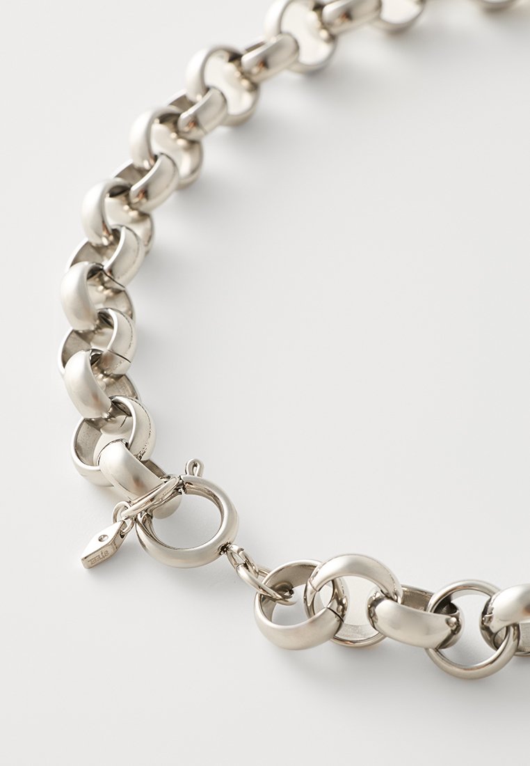 Collana in metallo argento con grandi anelli intrecciati, dal finish lucido e chiusura a gancio.