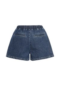 Short en denim bleu foncé avec taille élastique et deux poches arrière horizontales, présenté sur un fond blanc.