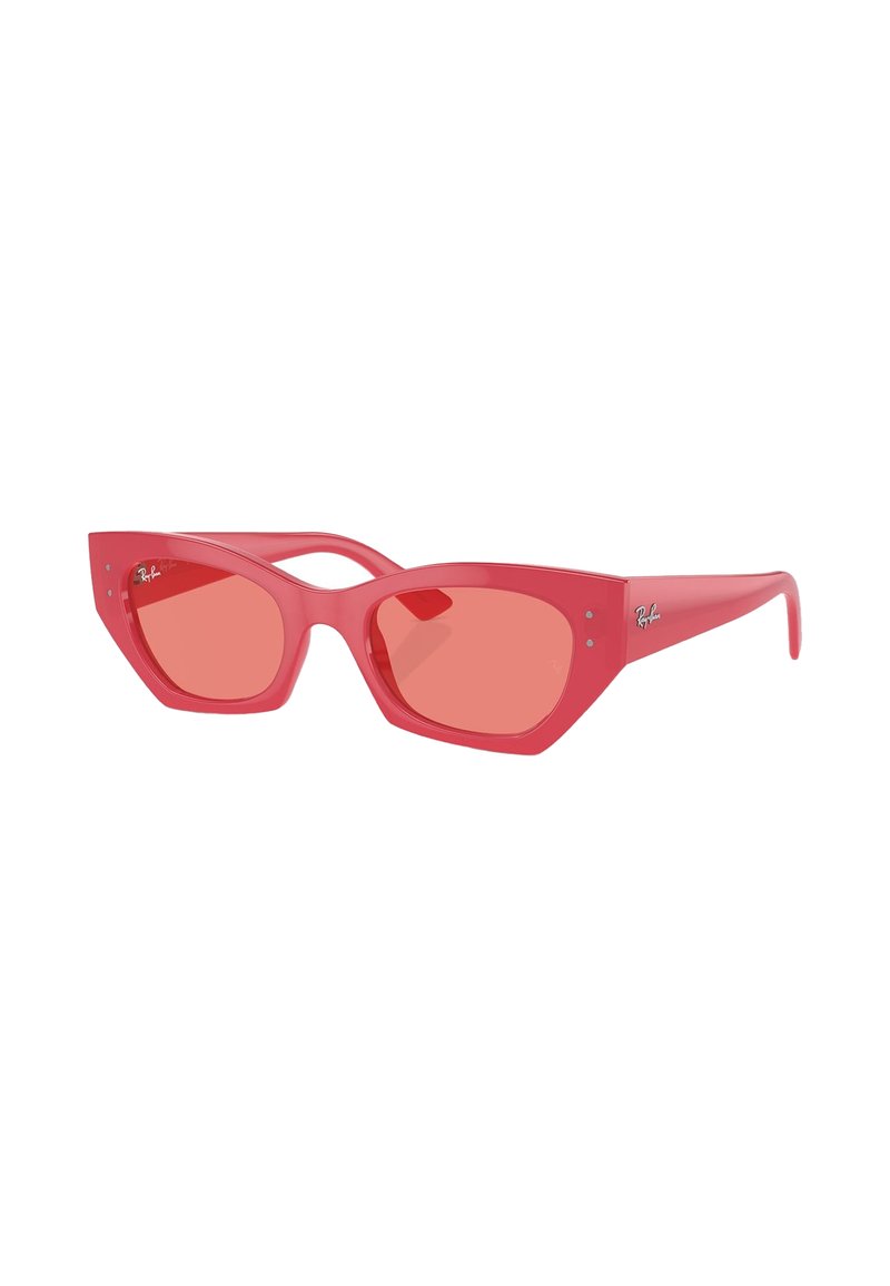 Occhiali da sole in plastica rossa con forma angolare a cat-eye, lenti traslucide di colore rosa e dettaglio del logo sulla stecca.