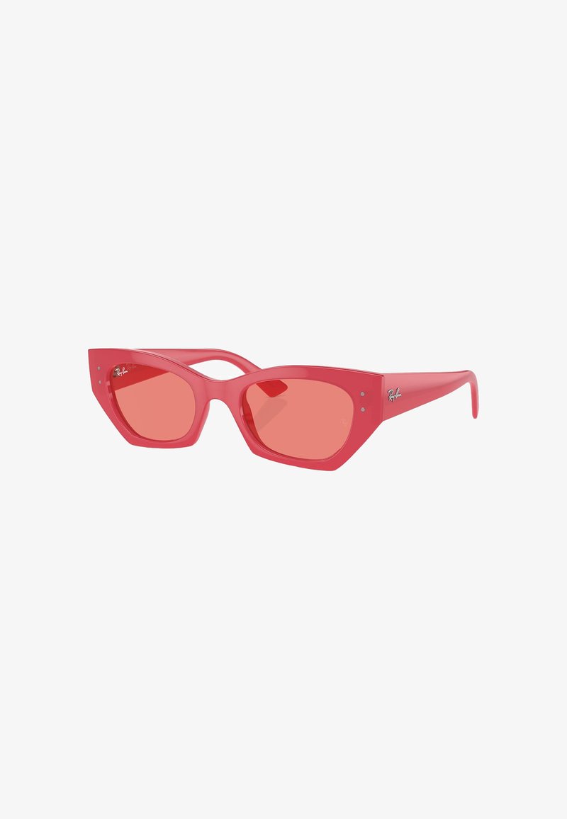 Occhiali da sole in plastica rossa con forma angolare a cat-eye, lenti traslucide di colore rosa e dettaglio del logo sulla stecca.
