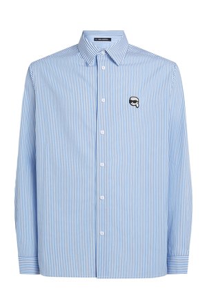 Camisa de rayas azules y blancas con mangas largas, cuello abotonado y logo en el pecho. Hecha de tela ligera con una textura suave.