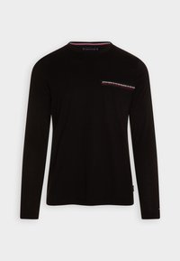 Schwarz langärmliges Rundhals-Shirt mit kleinem Textdesign auf der linken Brust, das "Established in 1985 New York City" liest.