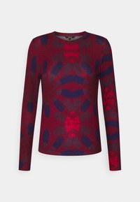 Rukáv dlouhý upnutý top s kulatým výstřihem v burgundské barvě, zdobený výrazným abstraktním květinovým vzorem v námořnické modři a tmavě červené.