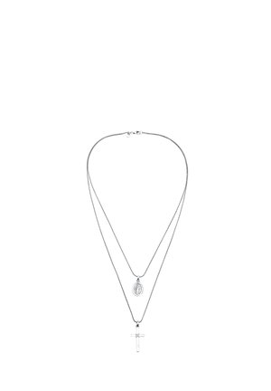 Collier en argent à double couche avec un petit pendentif ovale représentant une figure religieuse et un pendentif croix sur des chaînes séparées.