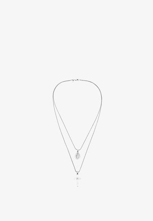 Dobbeltlags sølvhalskæde med lille oval vedhæng med en religiøs figur og et korsvedhæng på separate kæder.