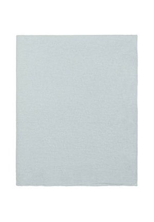 Carré de tissu doux bleu clair, soigneusement posé à plat avec une texture visible et des bords légèrement irréguliers.