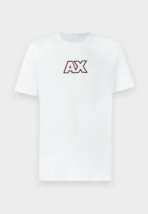 T-shirt bianco a maniche corte con colletto girocollo, con il grande logo "AX" in rosso e nero centrato sul petto, su uno sfondo semplice.