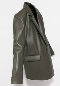 Blazer vert olive foncé en simili cuir avec revers crantés, fermeture à un bouton, et poches avant à rabat sur fond blanc.