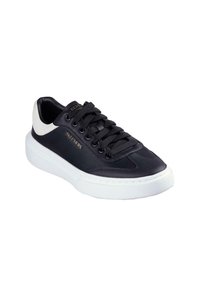 Sneaker nera con tomaia in pelle liscia, suola in gomma bianca e lacci neri. Presenta un marchio discreto e un accento sul tallone grigio a contrasto.