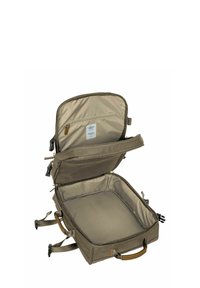 Borsa da viaggio morbida beige con apertura con zip, tasca interna e cinghie regolabili. Esterno in tessuto liscio con una maniglia robusta.