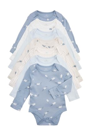 Sæt med syv langærmede babyheldragter i blå, hvid og creme med forskellige små mønstre, herunder mus og tern, stablet på hvid baggrund.