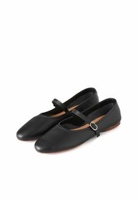 Svarta läderballettskor med rund tå, justerbart ankelsnöre och slät yta. Minimalistisk design med en låg profil.