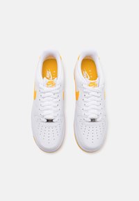 Nike Sportswear AIR FORCE 1 '07 - Tenisky - white/university gold