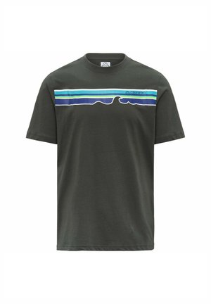 T-shirt in cotone verde scuro con maniche corte, caratterizzato da una grafica orizzontale con onde blu, verde acqua e bianco sulla parte anteriore. Incluso il logo Kappa.