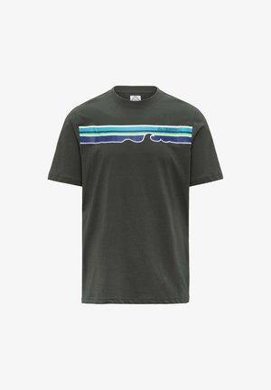 T-shirt in cotone verde scuro con maniche corte, caratterizzato da una grafica orizzontale con onde blu, verde acqua e bianco sulla parte anteriore. Incluso il logo Kappa.