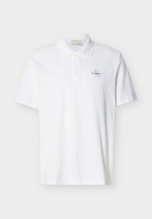 Weißes Polohemd mit kurzen Ärmeln, Kragen, dreiknöpfiger Blende und kleinem grauem Calvin Klein-Logo auf der linken Brust.