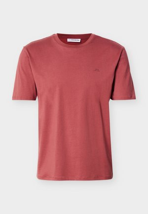 Kortærmet t-shirt med rund hals i dæmpet rød farve med lille broderet logo på venstre bryst, vist mod en ensartet hvid baggrund.