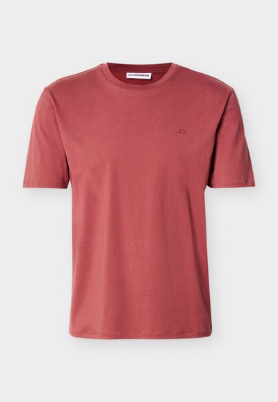 Kurzärmeliges T-Shirt mit Rundhalsausschnitt in gedämpftem Rot, mit kleinem gesticktem Logo auf der linken Brust, vor einem einfarbigen weißen Hintergrund präsentiert.