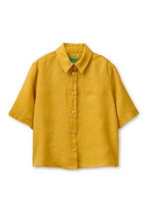 Musztardowożółta koszula na krótki rękaw z zapięciem na guziki i klasycznym kołnierzem, wykonana z lnu, prezentowana na płasko na białym tle.