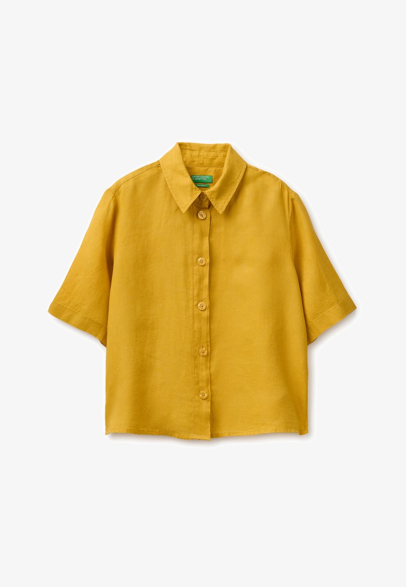 Senfgelbe kurzärmlige Hemdjacke mit klassischem Kragen, hergestellt aus Leinenstoff, flach auf weißem Hintergrund dargestellt.