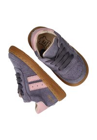 Een paar paarse suède sneakers voor peuters met roze accenten, gumzolen en veters, gelabeled "100% echt leer" aan de binnenkant.