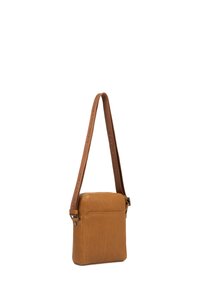 Borsa a tracolla in pelle marrone con forma rettangolare piatta, cinturino regolabile e dettagli con nome del marchio impresso sul cinturino.