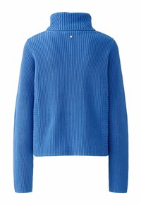 Pull en tricot bleu avec un col montant, texture côtelée et un petit accent métallique à l'arrière. Manches longues avec une coupe décontractée.