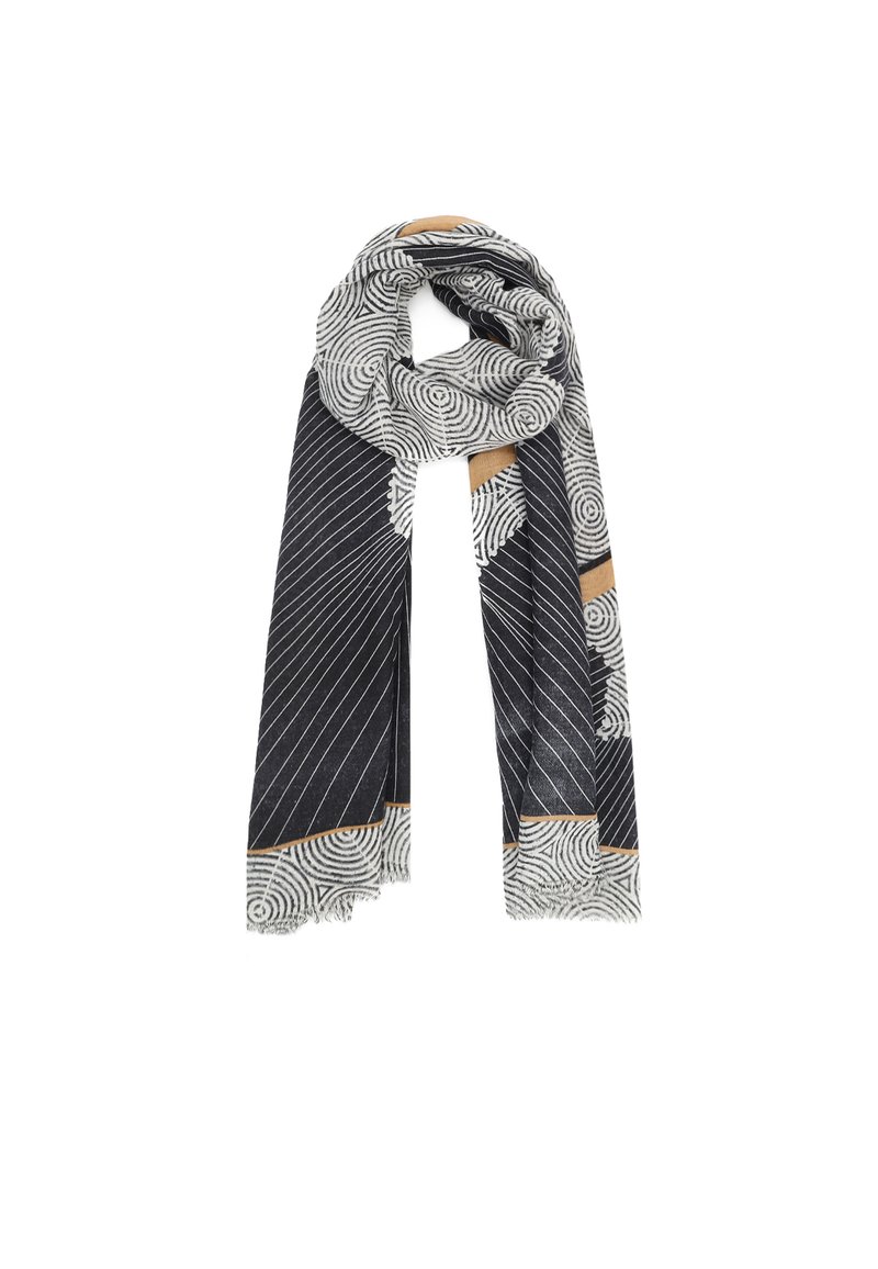 Sciarpa a motivi bianco e nero con design vorticosi e linee diagonali, con bordi frangiati e un accento dorato contrastante.